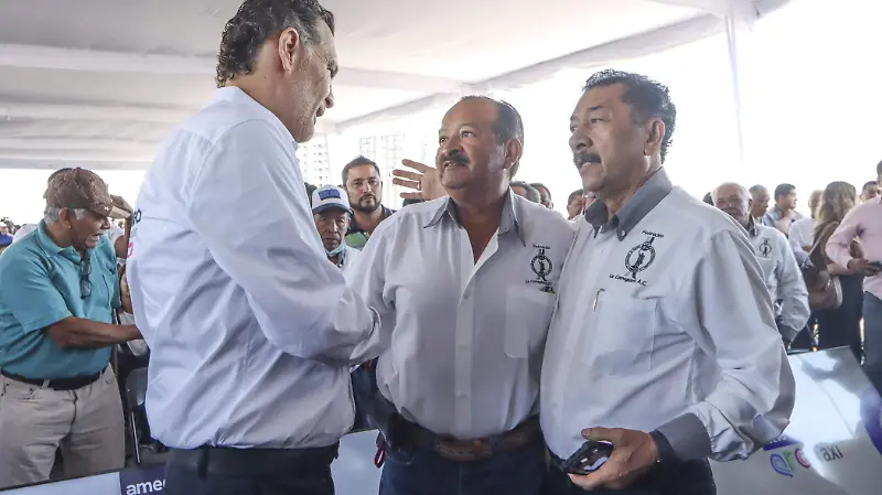 Agradeciendo el gobernador el compromiso de taxista